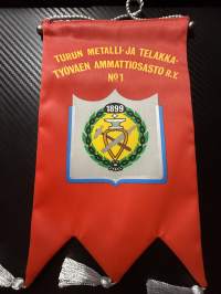 Turun metalli ja telakkatyäväen ammattiosasto RY No1  -pöytäviiri / pöytälippu