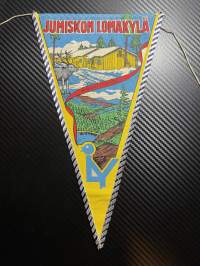 Jumiskon Lomakylä Koillis-Lappi -matkailuviiri, iso koko / souvenier pennant