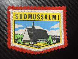 Suomussalmi -kangasmerkki / matkailumerkki / hihamerkki / badge -pohjaväri punainen