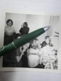 Tytöt kahvilla 1964 -valokuva