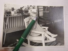 Keinutyttö II -valokuva