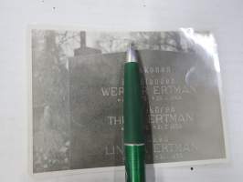 Syskonen Handlanden Werner Ertman - Fabrikören Thure Ertman - Fröken Linnea Ertman hautakivi -valokuva