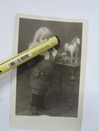 Tyttö ja ateljeehevonen -valokuva