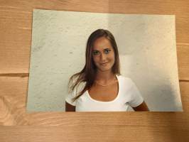 Mallitoimiston (4Cast Model Management, Helsinki) kirjoilla olleen mallin esittelykuva / markkinointikuva -valokuva