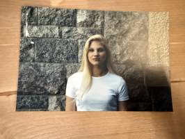 Mallitoimiston (4Cast Model Management, Helsinki) kirjoilla olleen mallin esittelykuva / markkinointikuva -valokuva