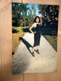 Mallitoimiston (4Cast Model Management, Helsinki) kirjoilla olleen mallin esittelykuva / markkinointikuva -valokuva