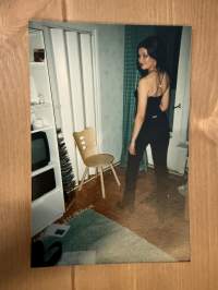 Mallitoimiston (4Cast Model Management, Helsinki) kirjoilla olleen mallin esittelykuva / markkinointikuva -valokuva