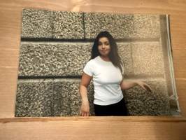 Mallitoimiston (4Cast Model Management, Helsinki) kirjoilla olleen mallin esittelykuva / markkinointikuva -valokuva