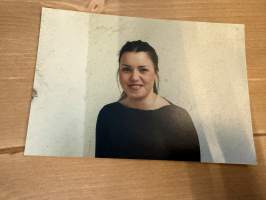 Mallitoimiston (4Cast Model Management, Helsinki) kirjoilla olleen mallin esittelykuva / markkinointikuva -valokuva