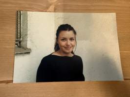 Mallitoimiston (4Cast Model Management, Helsinki) kirjoilla olleen mallin esittelykuva / markkinointikuva -valokuva