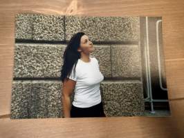 Mallitoimiston (4Cast Model Management, Helsinki) kirjoilla olleen mallin esittelykuva / markkinointikuva -valokuva