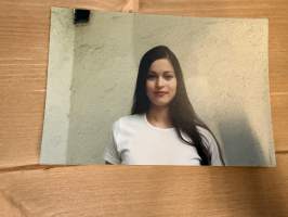 Mallitoimiston (4Cast Model Management, Helsinki) kirjoilla olleen mallin esittelykuva / markkinointikuva -valokuva