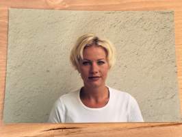 Mallitoimiston (4Cast Model Management, Helsinki) kirjoilla olleen mallin esittelykuva / markkinointikuva -valokuva