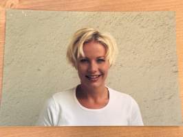 Mallitoimiston (4Cast Model Management, Helsinki) kirjoilla olleen mallin esittelykuva / markkinointikuva -valokuva