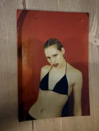 Mallitoimiston (4Cast Model Management, Helsinki) kirjoilla olleen mallin esittelykuva / markkinointikuva -valokuva