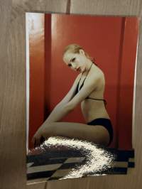 Mallitoimiston (4Cast Model Management, Helsinki) kirjoilla olleen mallin esittelykuva / markkinointikuva -valokuva