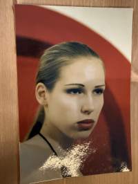 Mallitoimiston (4Cast Model Management, Helsinki) kirjoilla olleen mallin esittelykuva / markkinointikuva -valokuva