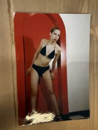 Mallitoimiston (4Cast Model Management, Helsinki) kirjoilla olleen mallin esittelykuva / markkinointikuva -valokuva