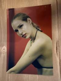 Mallitoimiston (4Cast Model Management, Helsinki) kirjoilla olleen mallin esittelykuva / markkinointikuva -valokuva