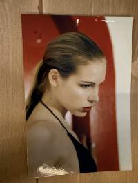 Mallitoimiston (4Cast Model Management, Helsinki) kirjoilla olleen mallin esittelykuva / markkinointikuva -valokuva