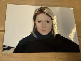 Mallitoimiston (4Cast Model Management, Helsinki) kirjoilla olleen mallin esittelykuva / markkinointikuva -valokuva