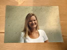 Mallitoimiston (4Cast Model Management, Helsinki) kirjoilla olleen mallin esittelykuva / markkinointikuva -valokuva