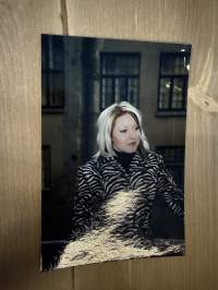 Mallitoimiston (4Cast Model Management, Helsinki) kirjoilla olleen mallin esittelykuva / markkinointikuva -valokuva