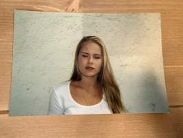 Mallitoimiston (4Cast Model Management, Helsinki) kirjoilla olleen mallin esittelykuva / markkinointikuva -valokuva