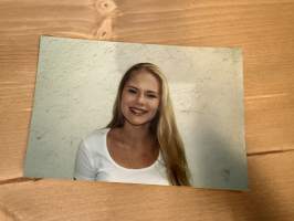 Mallitoimiston (4Cast Model Management, Helsinki) kirjoilla olleen mallin esittelykuva / markkinointikuva -valokuva