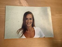 Mallitoimiston (4Cast Model Management, Helsinki) kirjoilla olleen mallin esittelykuva / markkinointikuva -valokuva