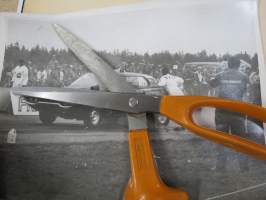 Red Ryder kiihdystyskisoissa - amerikkalaisten autojen harrastuksen alkuaikoja Suomessa -valokuva