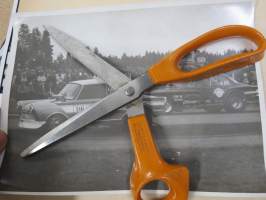 Dragobert kiihdystyskisoissa - amerikkalaisten autojen harrastuksen alkuaikoja Suomessa -valokuva