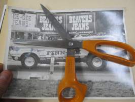 Beavers Jeans - Finn-Am kiihdystyskisoissa - amerikkalaisten autojen harrastuksen alkuaikoja Suomessa -valokuva