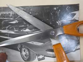 Chevrolet Impala näyttelyssä - amerikkalaisten autojen harrastuksen alkuaikoja Suomessa -valokuva