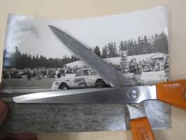 Plymouth Valiant kiihdytyskisoissa - amerikkalaisten autojen harrastuksen alkuaikoja Suomessa -valokuva