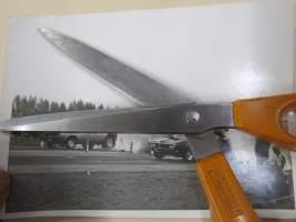 Plymouth Barracuda MS (Kimmo Rutila) & Pontiac Firebird (Juho Manninen) kiihdytyskisoissa - amerikkalaisten autojen harrastuksen alkuaikoja Suomessa -valokuva