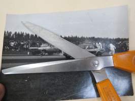 Ford Mustang kiihdytyskisoissa - amerikkalaisten autojen harrastuksen alkuaikoja Suomessa -valokuva