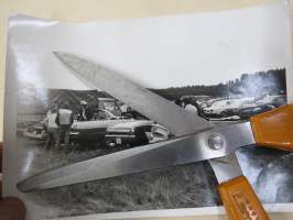 Ruotsalaisia (kilvet) jenkkejä vieraana Suomessa - amerikkalaisten autojen harrastuksen alkuaikoja Suomessa -valokuva