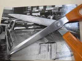 Pontiac Parisienne näyttelyssä - amerikkalaisten autojen harrastuksen alkuaikoja Suomessa -valokuva