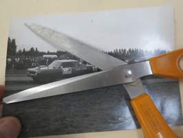 Lucky Luke - Dart? kiihdytyskisoissa - amerikkalaisten autojen harrastuksen alkuaikoja Suomessa -valokuva