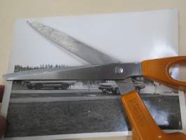 Plymouth Duster / Erkki Parnila kiihdytyskisoissa - amerikkalaisten autojen harrastuksen alkuaikoja Suomessa -valokuva