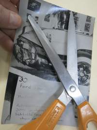 Ford Thunderbird näyttelyssä - amerikkalaisten autojen harrastuksen alkuaikoja Suomessa -valokuva