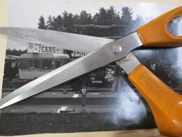 The Revenge Kupla kiihdytyskisassa - amerikkalaisten autojen harrastuksen alkuaikoja Suomessa -valokuva