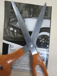 Ford Thunderbird 1960 autonäyttelyssä - amerikkalaisten autojen harrastuksen alkuaikoja Suomessa -valokuva