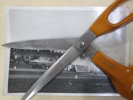 Kiihdytyskisa - amerikkalaisten autojen harrastuksen alkuaikoja Suomessa -valokuva