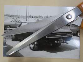 Plymouth Barracuda GFU-23 Porin näyttelyn parkkipaikka 1983 - amerikkalaisten autojen harrastuksen alkuaikoja Suomessa -valokuva