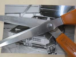 Vekan Pontiac Bonneville Turun näyttelyssä 1982, rakennettu neliovisesta tolpasta - amerikkalaisten autojen harrastuksen alkuaikoja Suomessa -valokuva