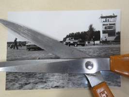 Räyskälä 1982 - amerikkalaisten autojen harrastuksen alkuaikoja Suomessa -valokuva