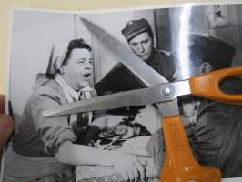 Serenaadiluutnantti, elokuvan / dokumentin / sarjan promootiokuva / lehdistömateriaalia, YLE -valokuva