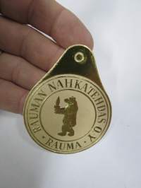 Rauman Nahkatehdas Oy -hintalappu / tuotetietolappu, merkin valmistaja Herman Mattsson Korkokuvapaino & Pussitehdas, Vaasa